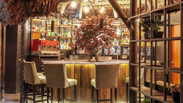 3 restaurants; breakfast, lunch, dinner, and brunch served