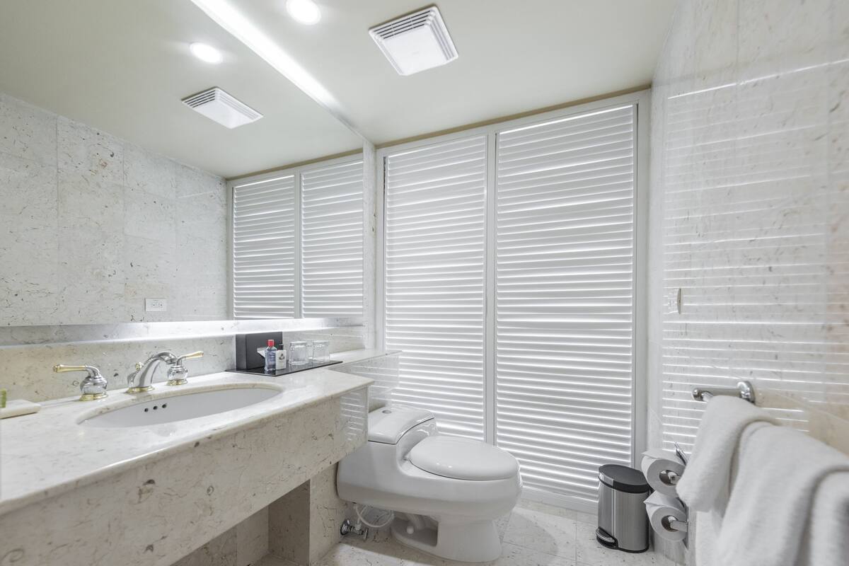 Classic Room, 2 Single Beds | Bathroom | Shower, free toiletries, hair dryer, bathrobes