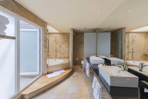 プレジデンシャル スイート | バスルーム | シャワー、バスアメニティ (無料)、ヘアドライヤー、バスローブ