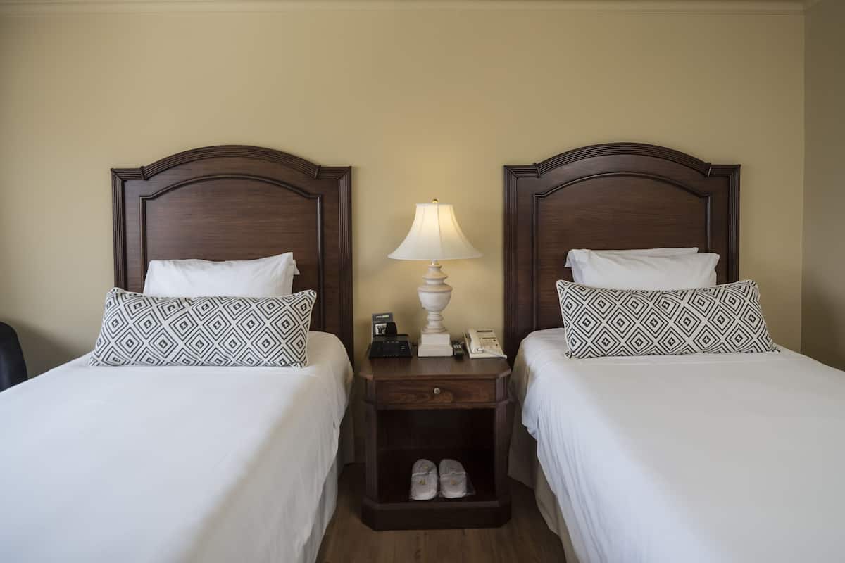 Hochwertige Bettwaren, Minibar, Zimmersafe, Schreibtisch