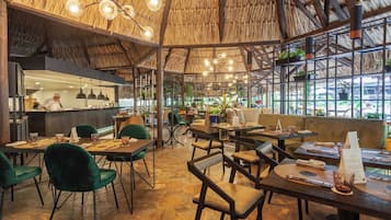 3 restaurants; breakfast, lunch, dinner and brunch served