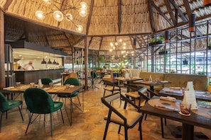 3 restaurants, breakfast served