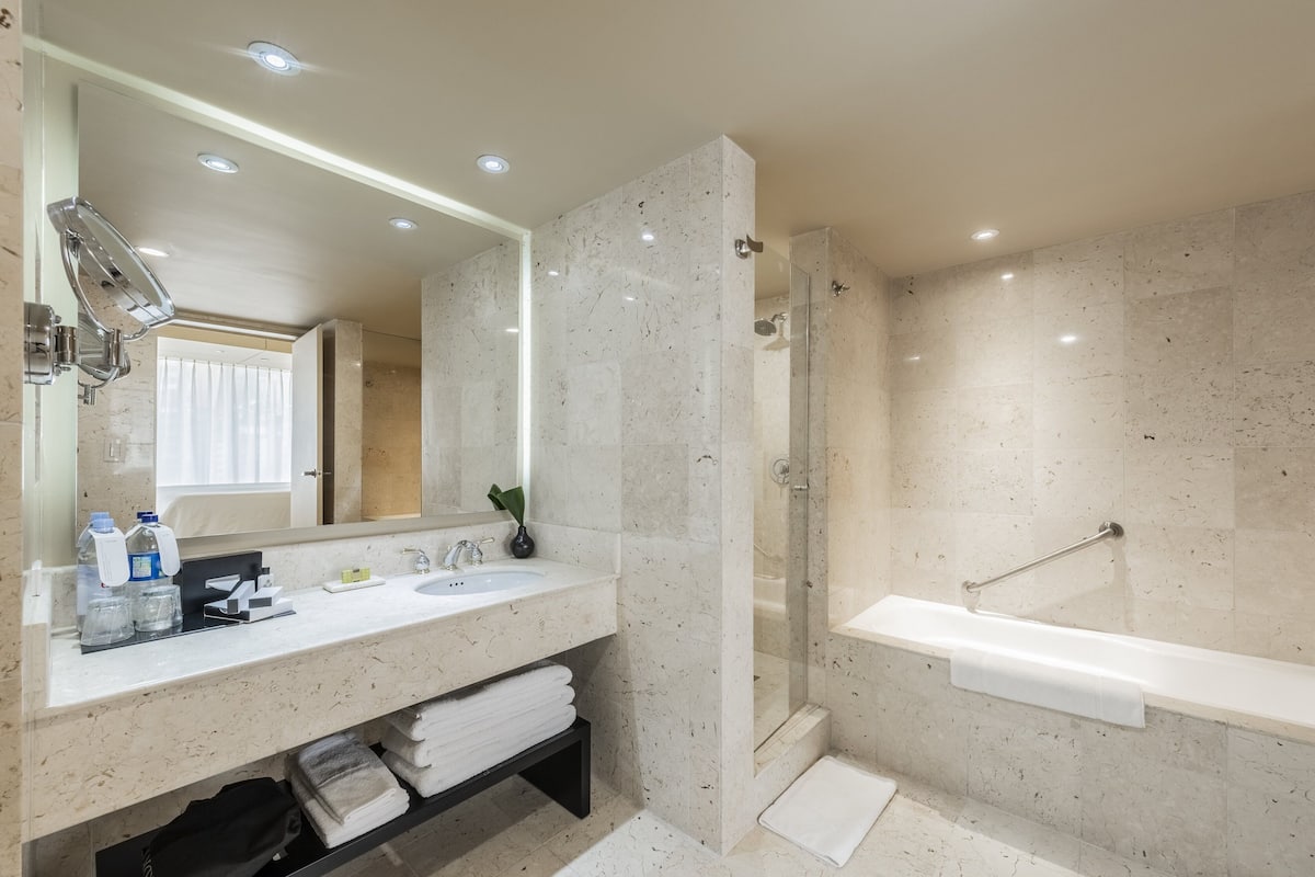 Suite (Antioquia) | Salle de bain | Douche, articles de toilette gratuits, sèche-cheveux, peignoirs