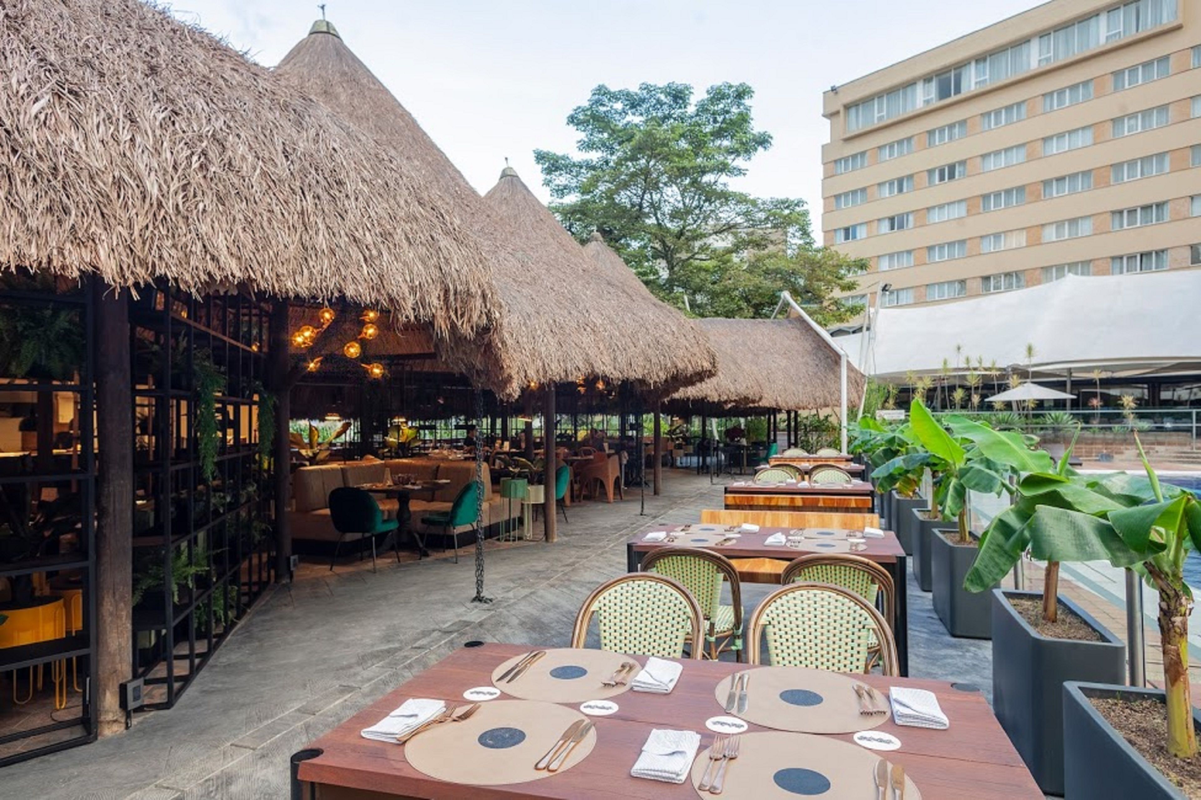 3 restaurants, breakfast served