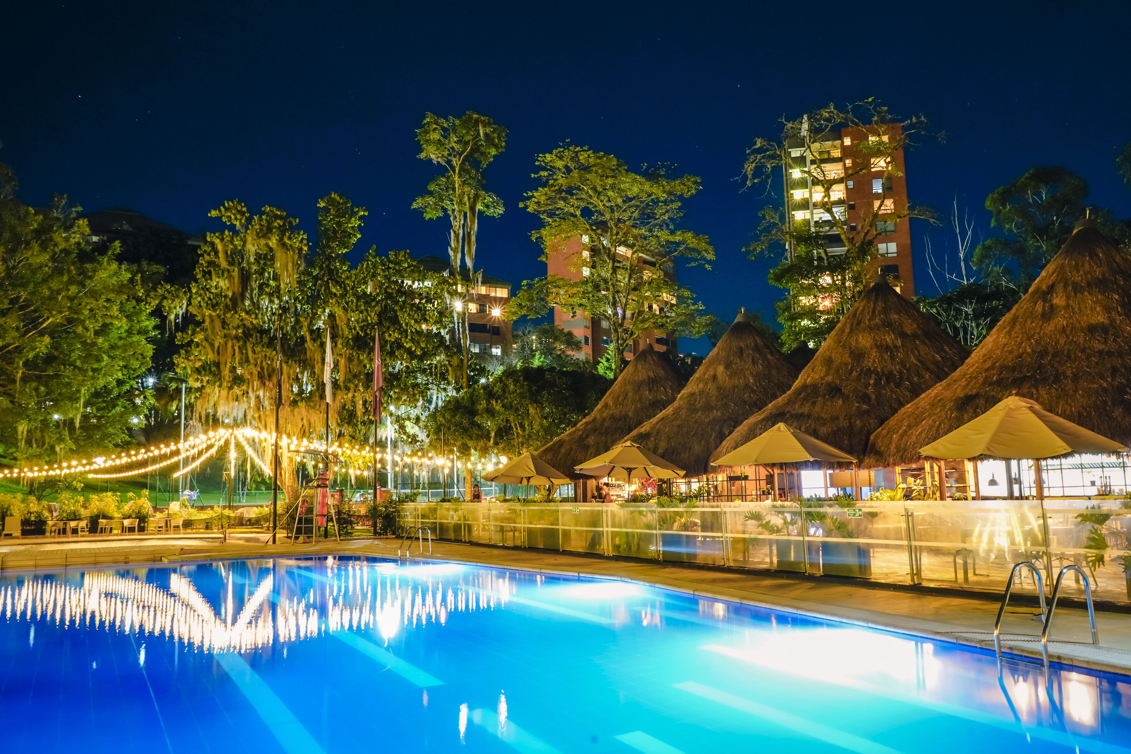 2 hồ bơi ngoài trời, dù/ô trên bãi biển/hồ bơi, ghế dài tắm nắng 