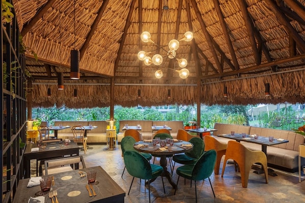 3 restaurants, breakfast served