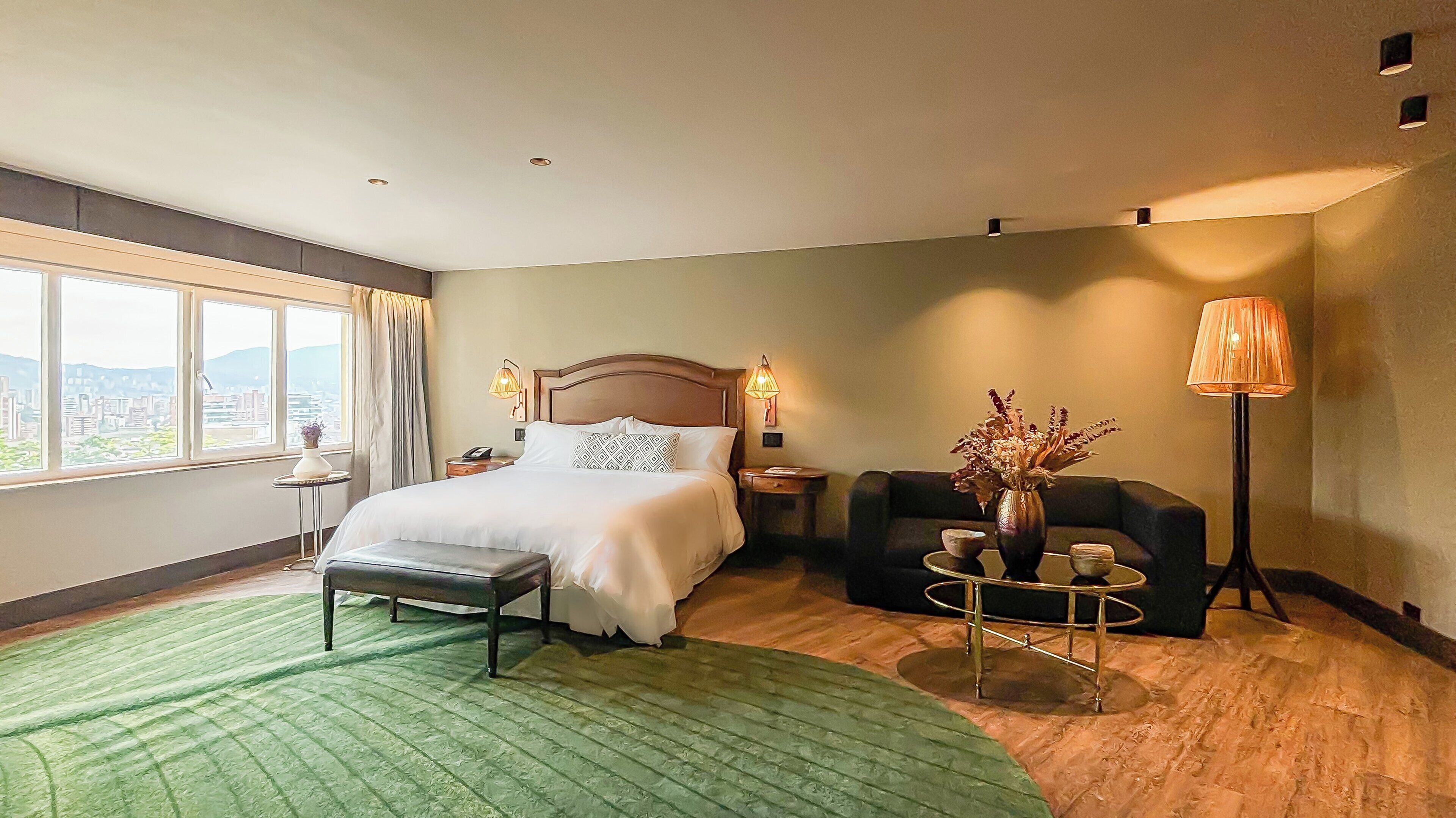 Ylelliset vuodevaatteet, minibaari, tallelokero huoneessa, työpöytä