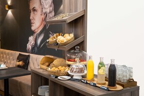 Tägliches Frühstücksbuffet (20 EUR pro Person)