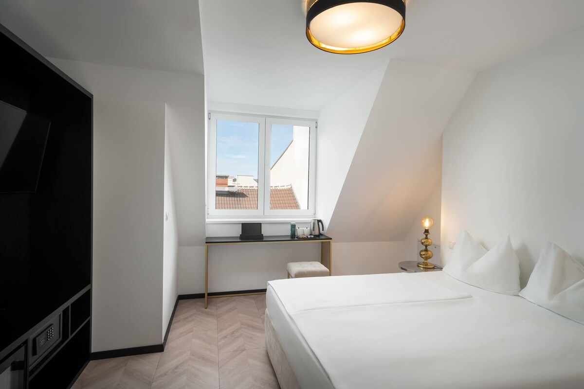 Chambre Deluxe, 1 très grand lit | Minibar, coffre-fort, bureau