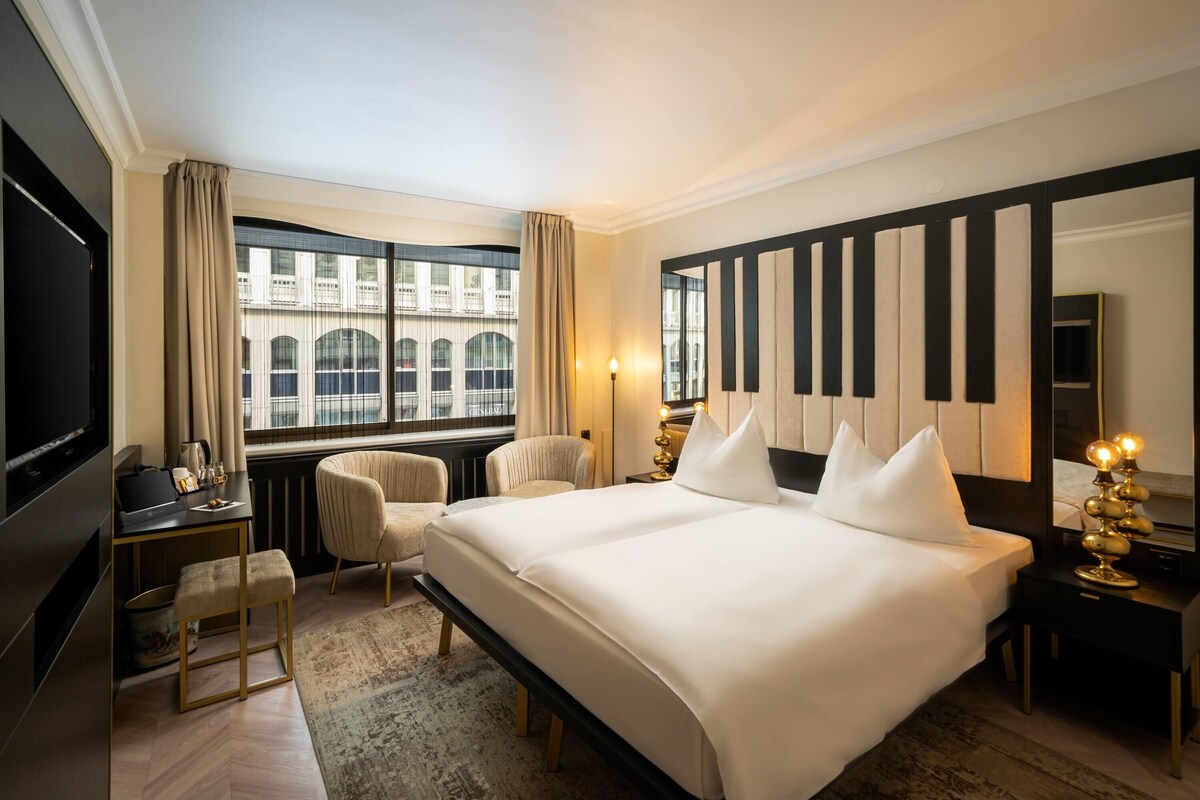 Superior Room, 1 Queen Bed | Minibar, in-room safe, desk, laptop workspace