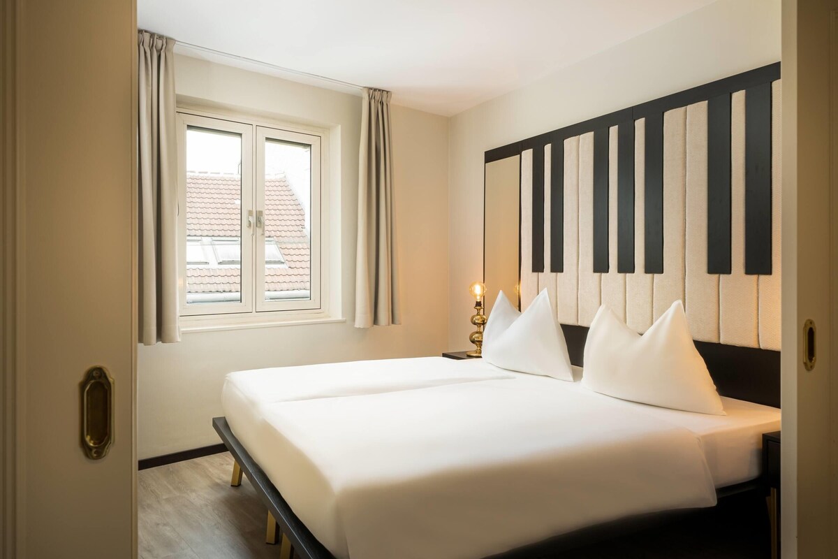 Junior Suite, 1 Queen Bed | Minibar, in-room safe, desk, laptop workspace
