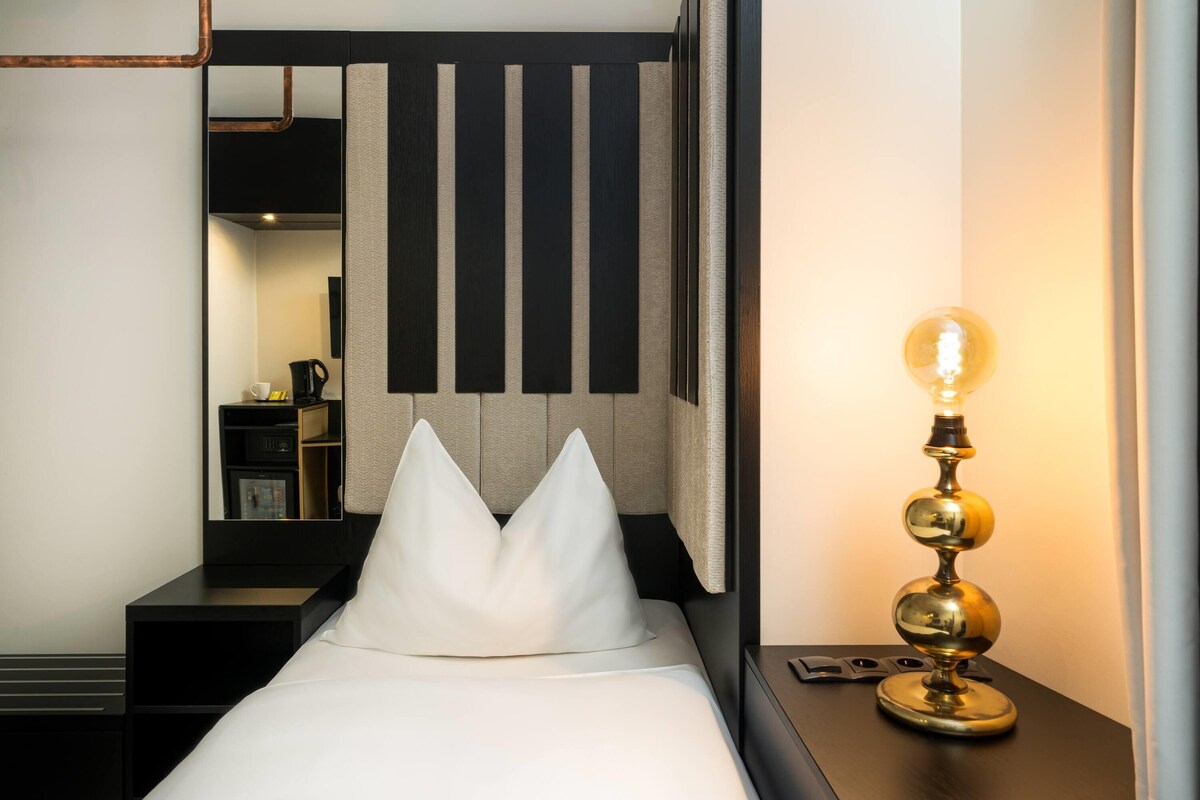 Standard Room, 1 Single Bed | Minibar, in-room safe, desk, laptop workspace