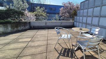 Doppelzimmer, Terrasse, Blick auf den Innenhof | Terrasse/Patio