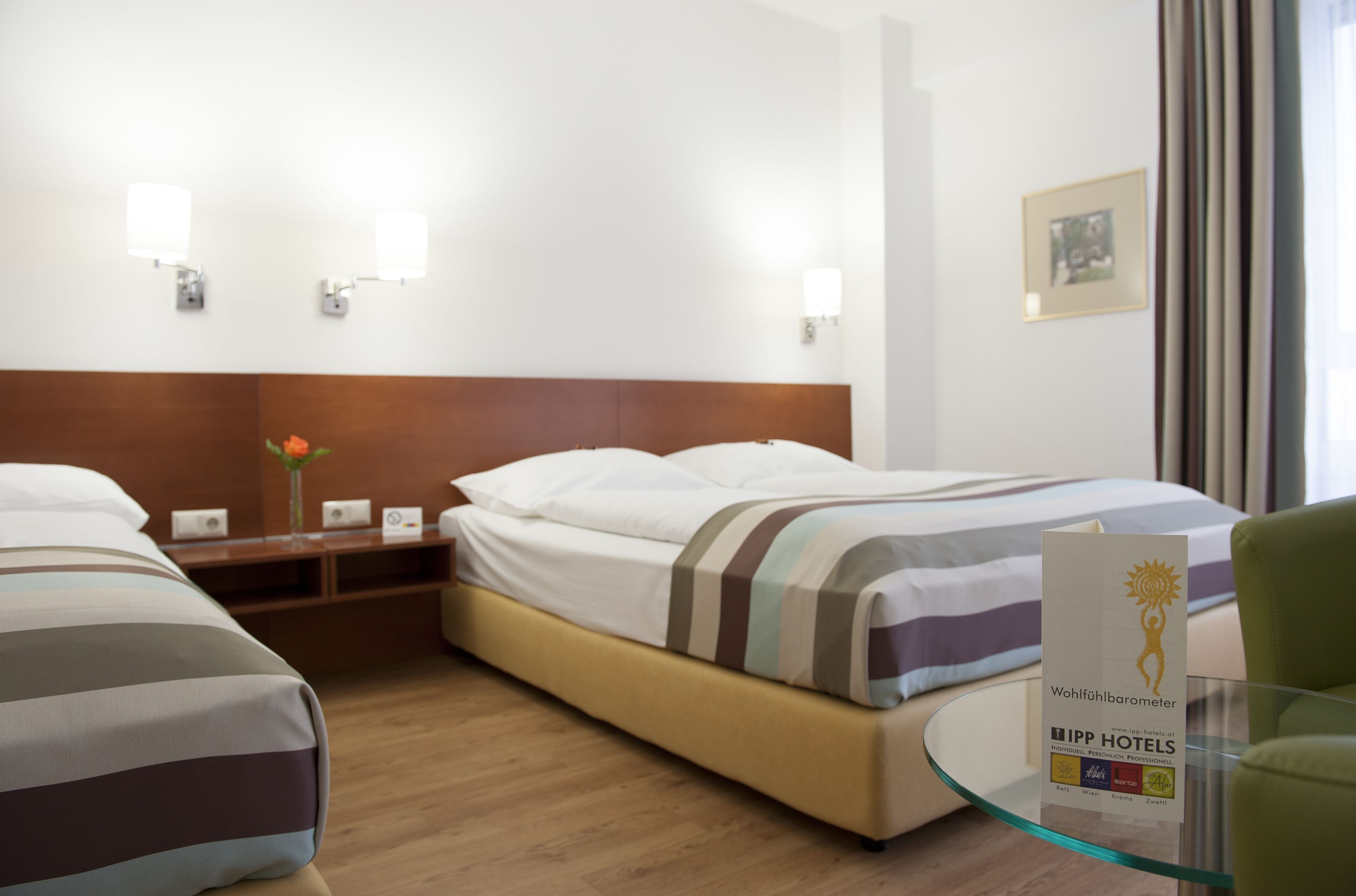 Roupas de cama premium, frigobar, cofres nos quartos, escrivaninha