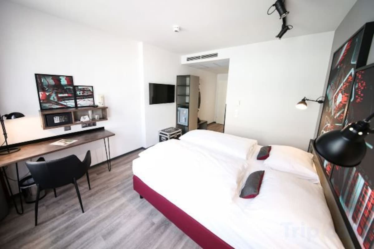 Premium bedding, minibar, in-room safe, desk