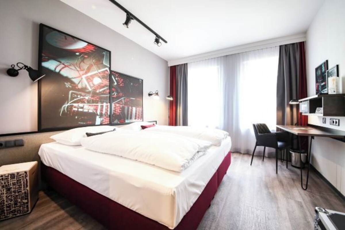 Sengetøy av topp kvalitet, minibar, safe på rommet og skrivebord