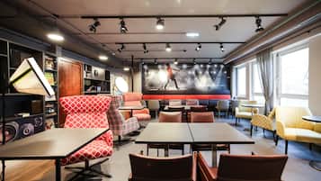 Café da manhã completo diário (EUR 22 por pessoa)