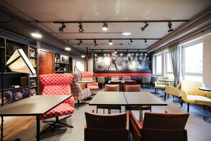 Café da manhã completo diário (EUR 22 por pessoa) 