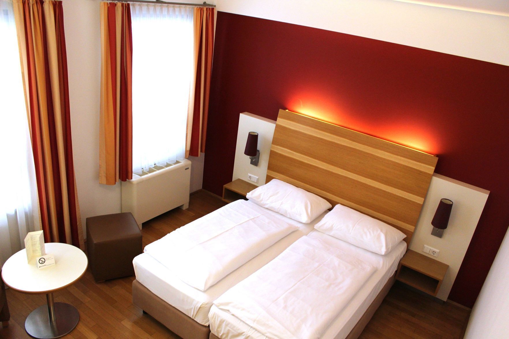Roupas de cama premium, frigobar, cofres nos quartos, escrivaninha