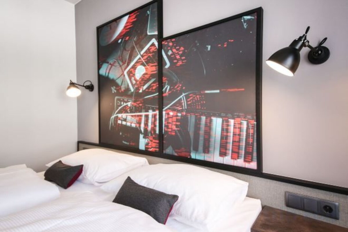 Luxe beddengoed, een minibar, een kluis op de kamer, een bureau