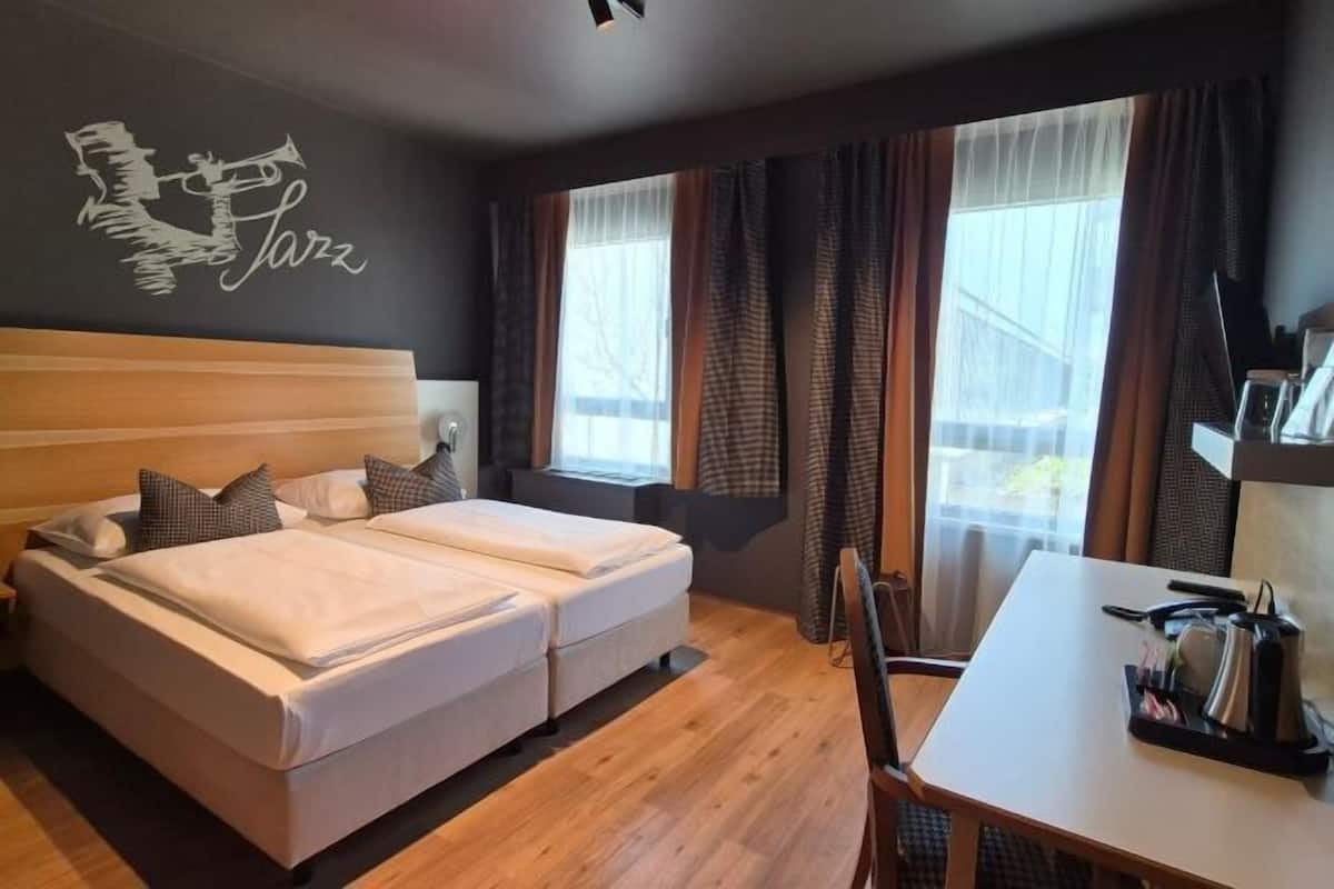 Hochwertige Bettwaren, Minibar, Zimmersafe, Schreibtisch