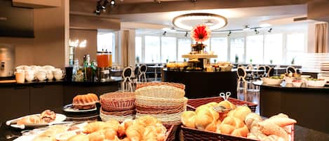 Daily full breakfast (EUR 22 per person)