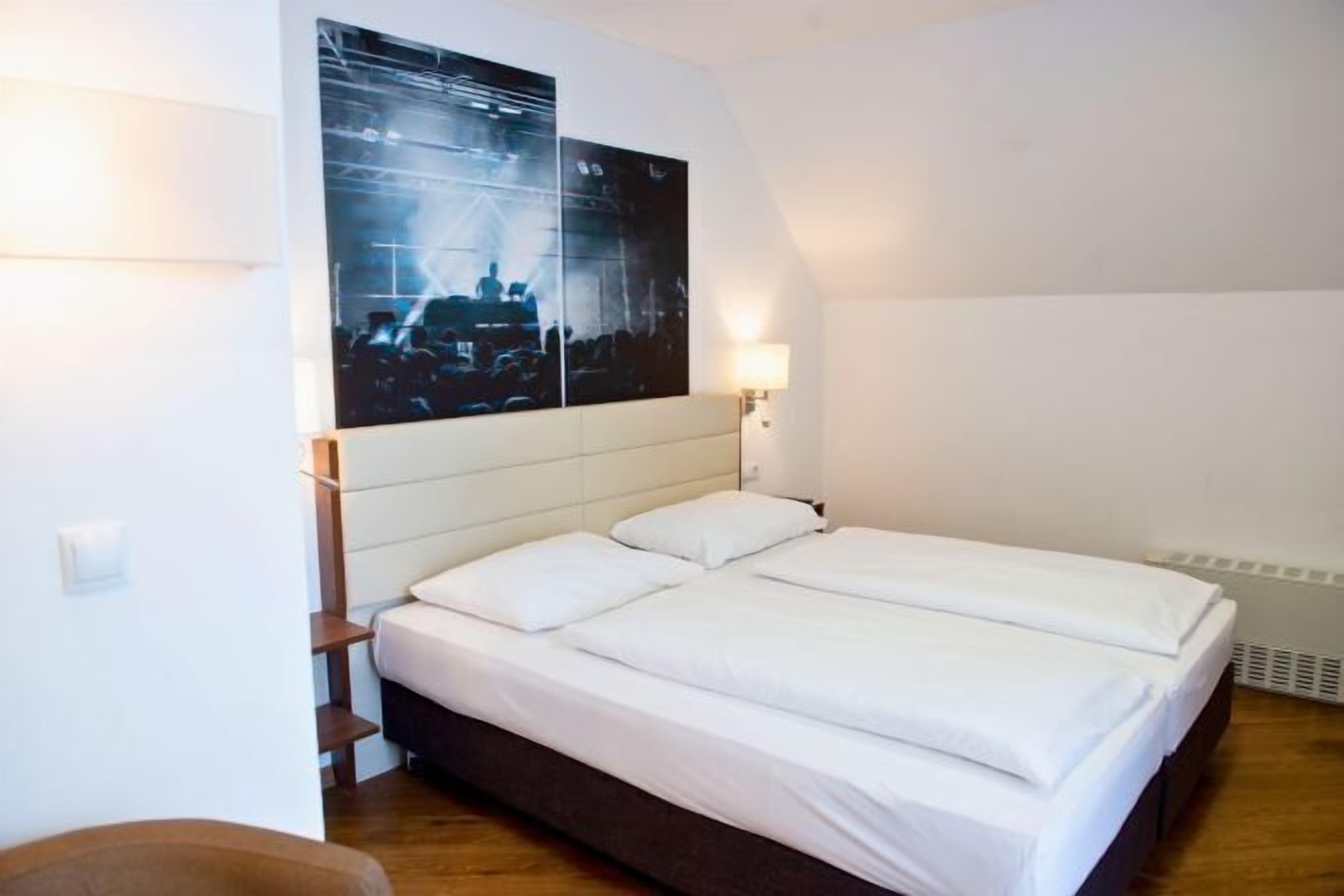 Hochwertige Bettwaren, Minibar, Zimmersafe, Schreibtisch