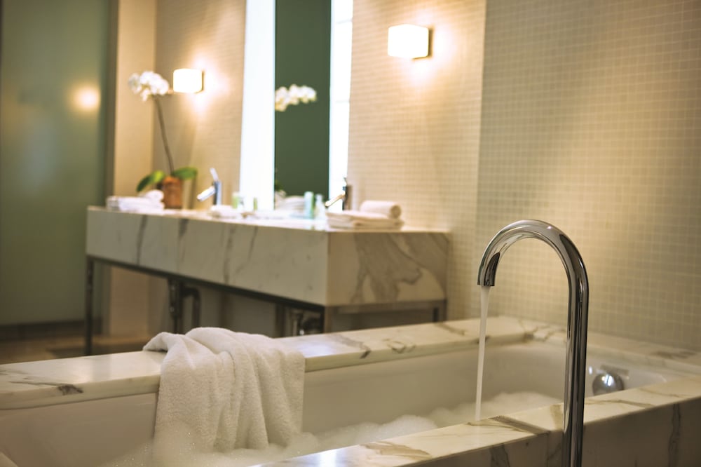 Establishment Hotel by null