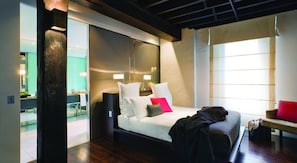 Establishment Room | Egyptian cotton sheets, premium bedding, pillow-top beds, minibar