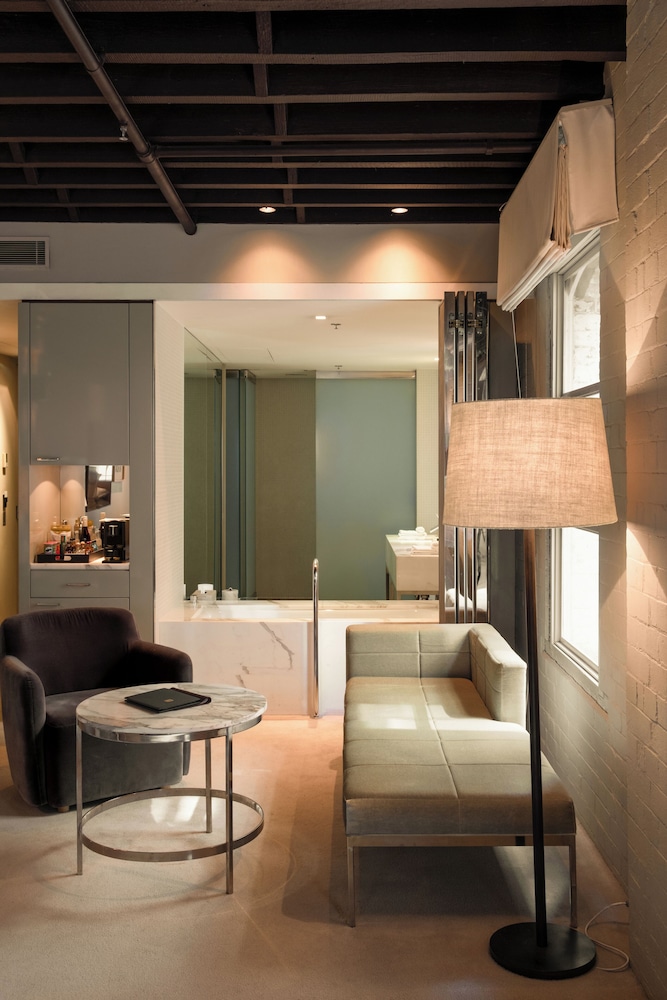 Establishment Hotel by null