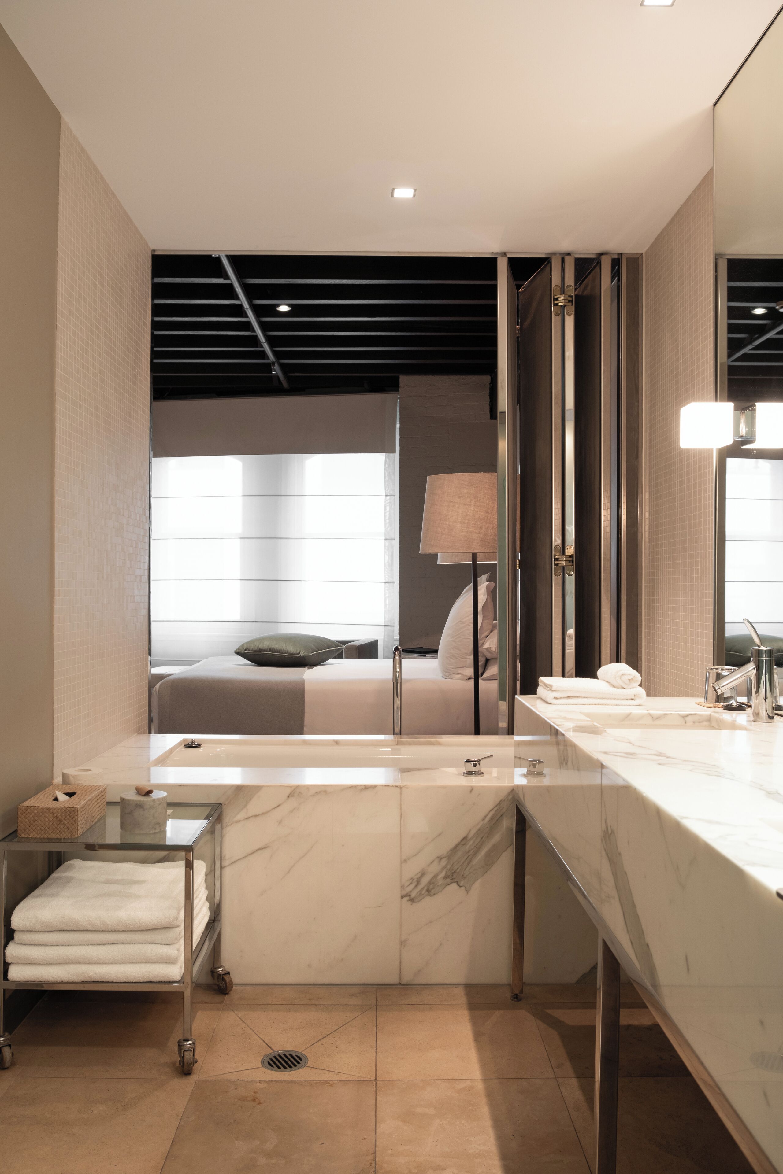 Estudio | Baño | Regadera, regadera tipo lluvia, amenidades de baño de diseñador 