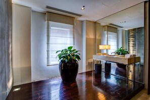 Loft Penthouse | Living area | 45-inch flat-screen TV with satellite channels, TV, iPad