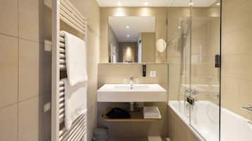 Kamar Double Comfort, Bebas Asap Rokok | Kamar mandi | Perlengkapan kamar mandi ramah lingkungan, pengering rambut, dan handuk
