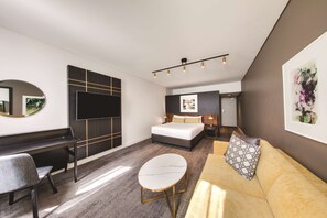 Minibar, coffres-forts dans les chambres, bureau