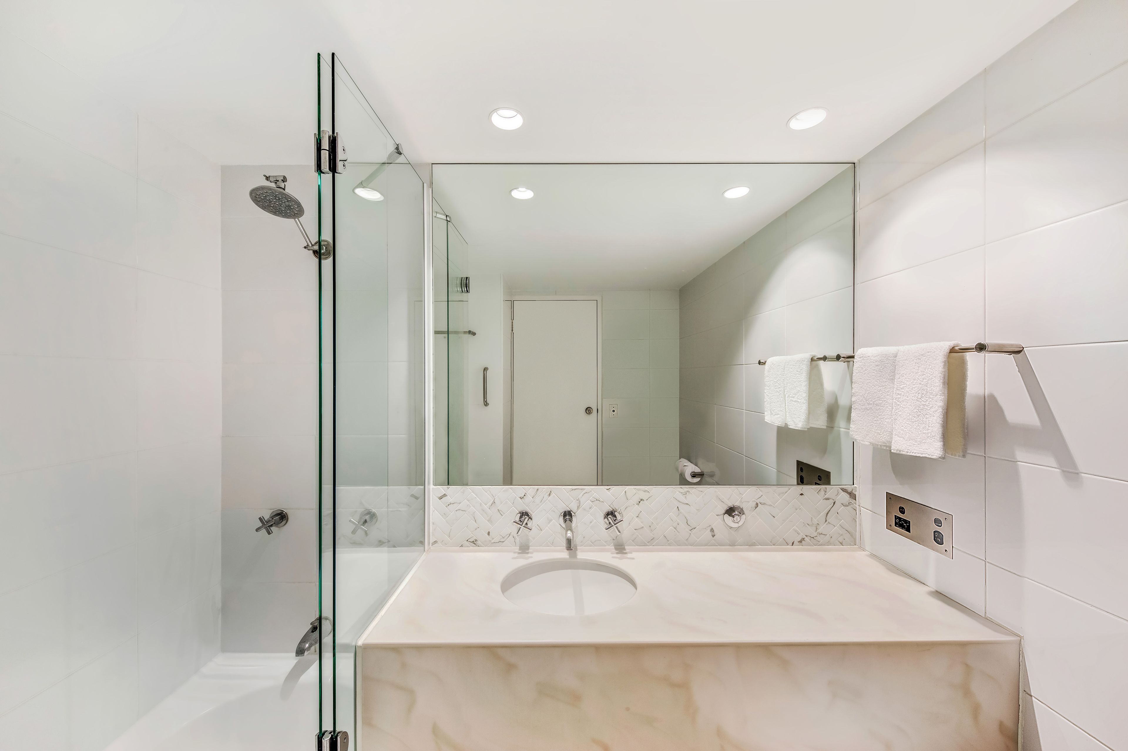 superior room (queen or twin) | minibar, in-room safe, desk, laptop workspace