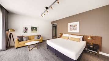 Habitación ejecutiva con 1 cama matrimonial o 2 individuales | Minibar, caja de seguridad en la habitación y escritorio