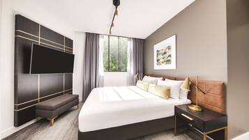 Minibar, coffres-forts dans les chambres, bureau