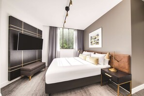 Minibar, in-room safe, desk, laptop workspace - Vibe Hotel Sydney (Sydney)