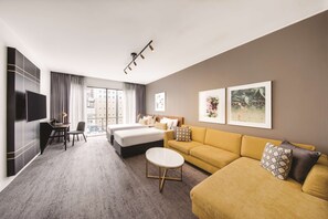 Habitación cuádruple (Master ) | Minibar, caja fuerte, escritorio y espacio para trabajar con un portátil