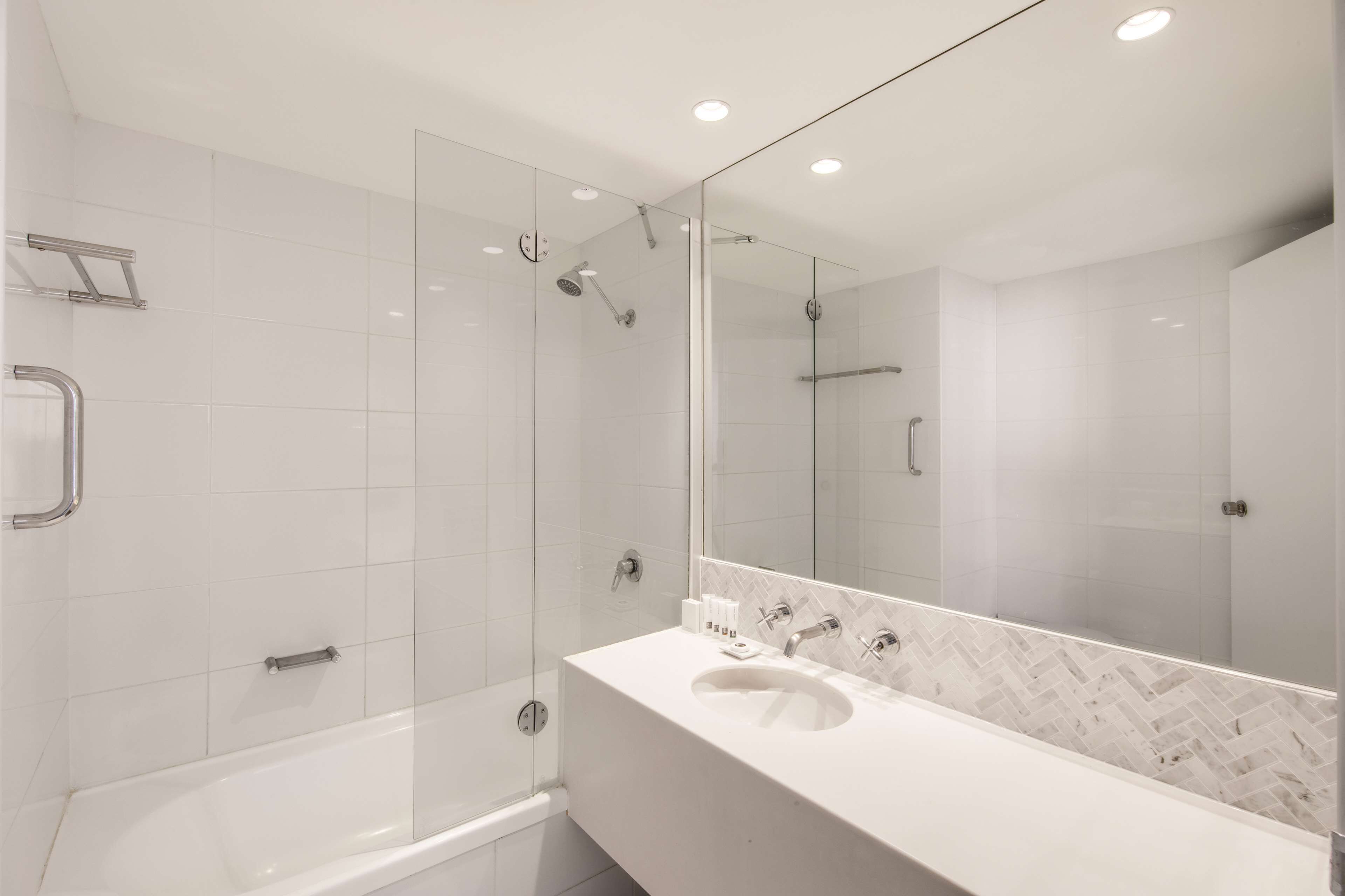 junior suite | bathroom | combined shower/bathtub, free toiletries, hair dryer, towels