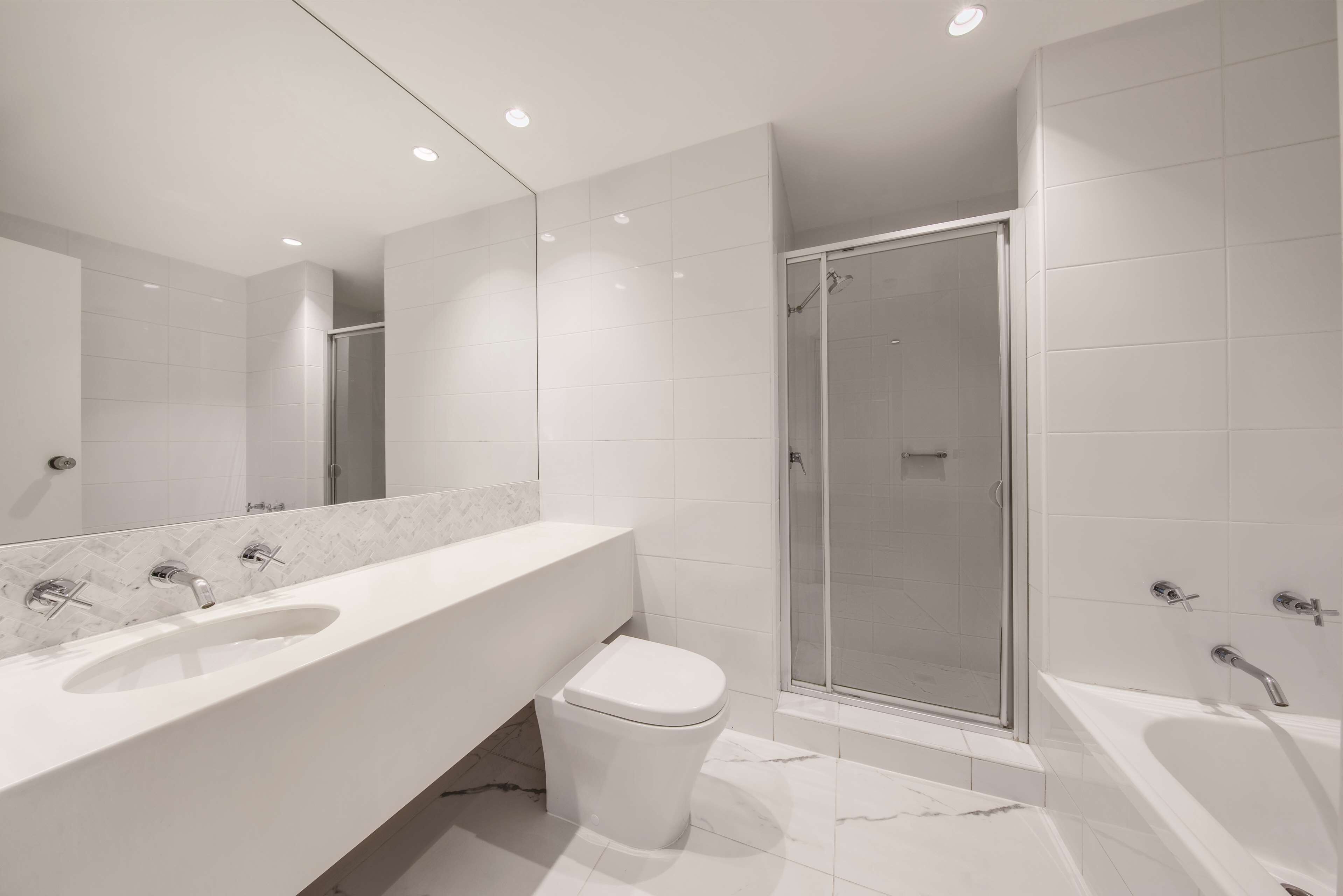 combined shower/bathtub, free toiletries, hair dryer, towels