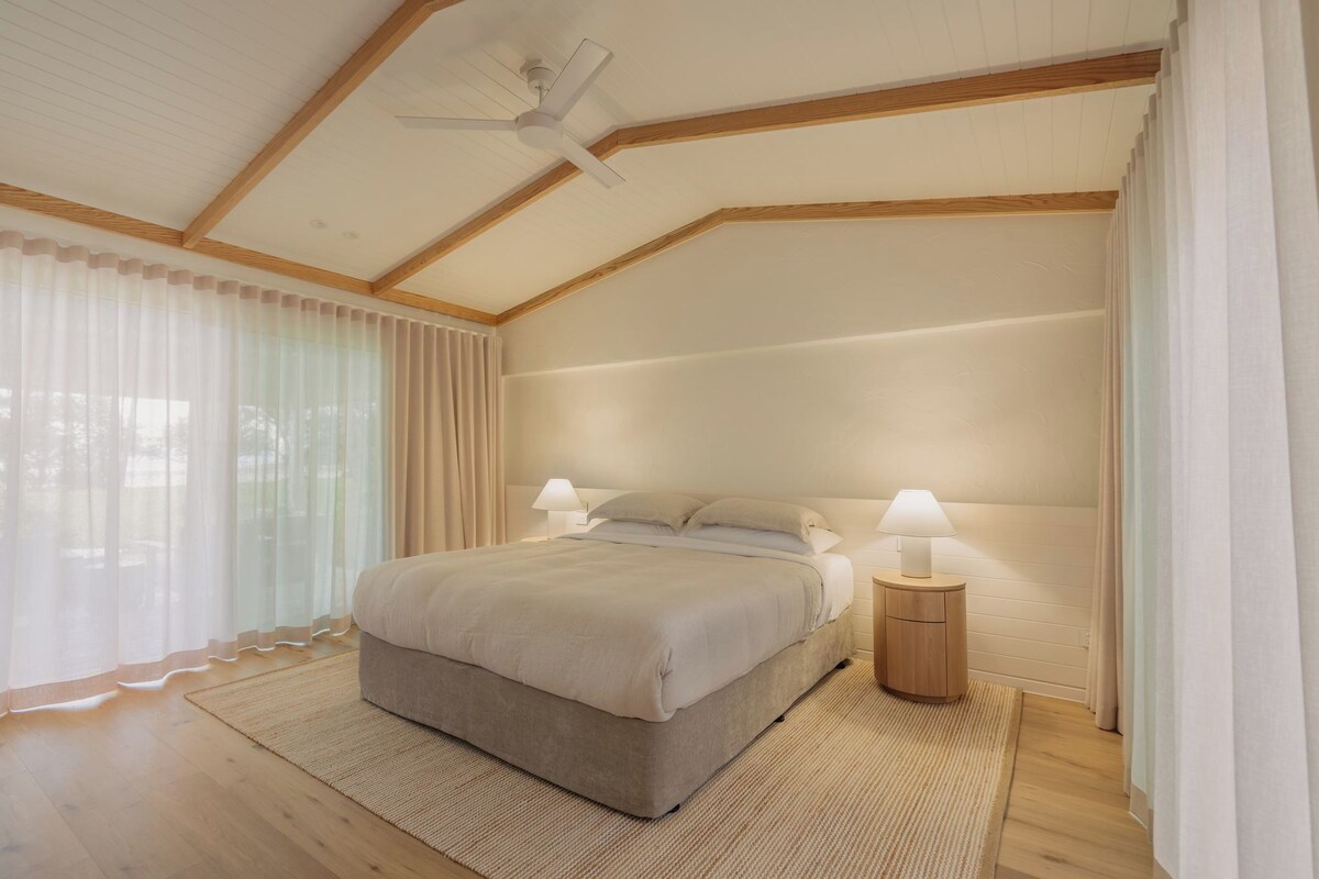 North Beachfront Suite | Minibar, in-room safe, blackout curtains, soundproofing
