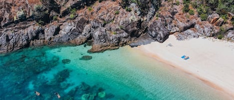 Spiaggia privata, teli da spiaggia, massaggi sulla spiaggia