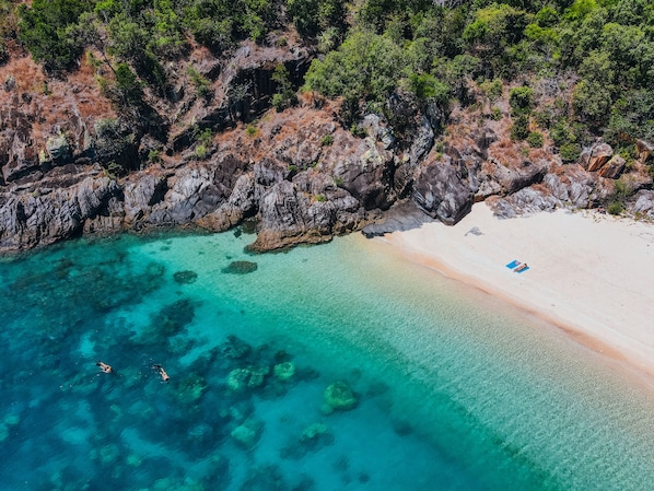 Playa privada, toallas de playa, masajes en la playa, buceo