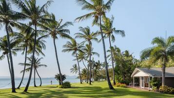 ميني بار وخزنة داخل الغرفة وستائر تعتيم وتجهيزات عازلة للصوت