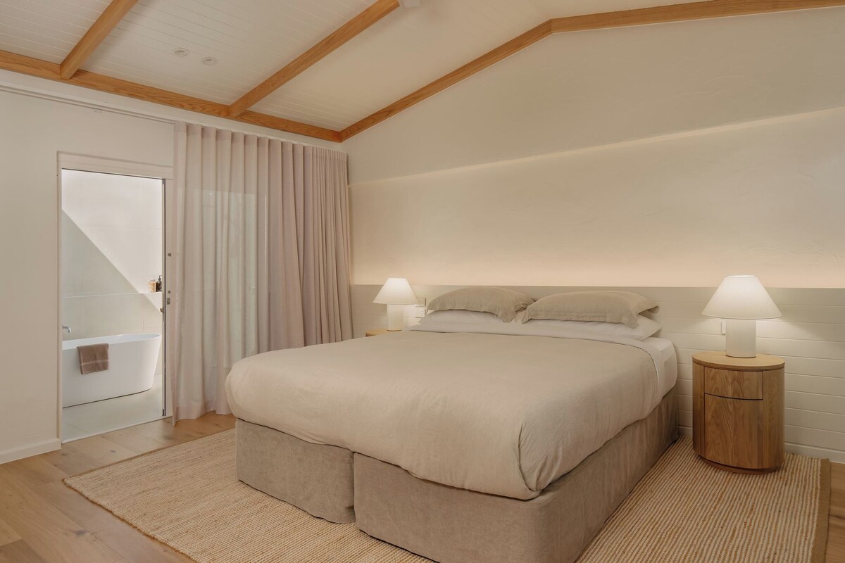North Beachfront Room | Minibar, in-room safe, blackout curtains, soundproofing