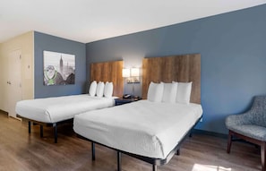 Suite | Hypo-allergenic bedding, desk, iron/ironing board, free WiFi