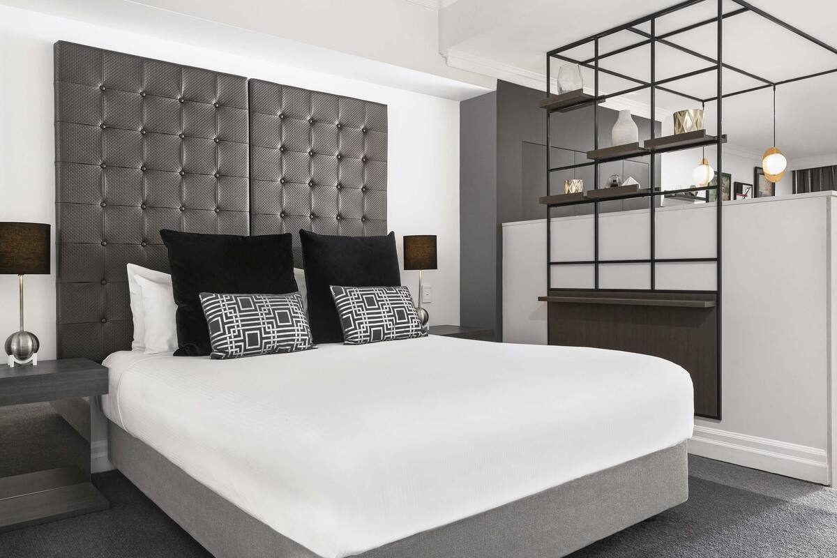 Luxe beddengoed, pillowtop-bedden, een kluis op de kamer