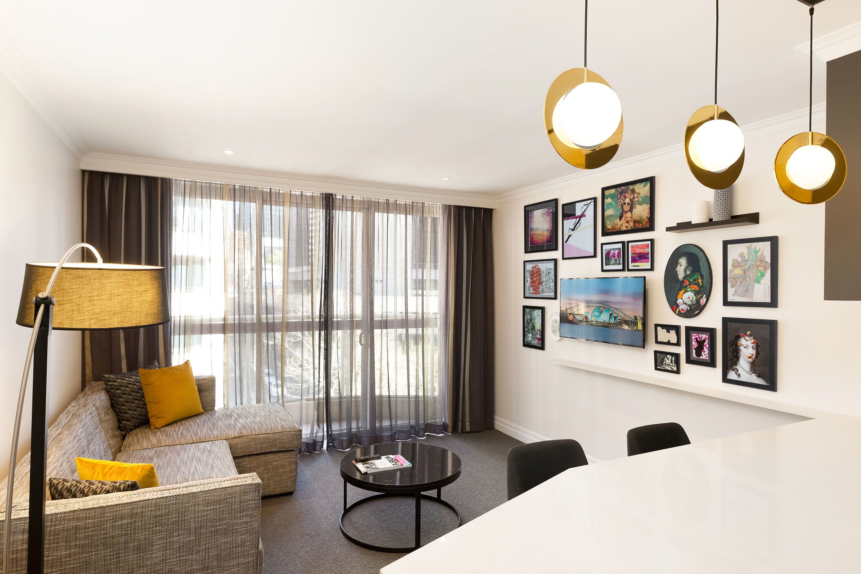 Una sala moderna con un sofá, una mesa de centro y un comedor.
