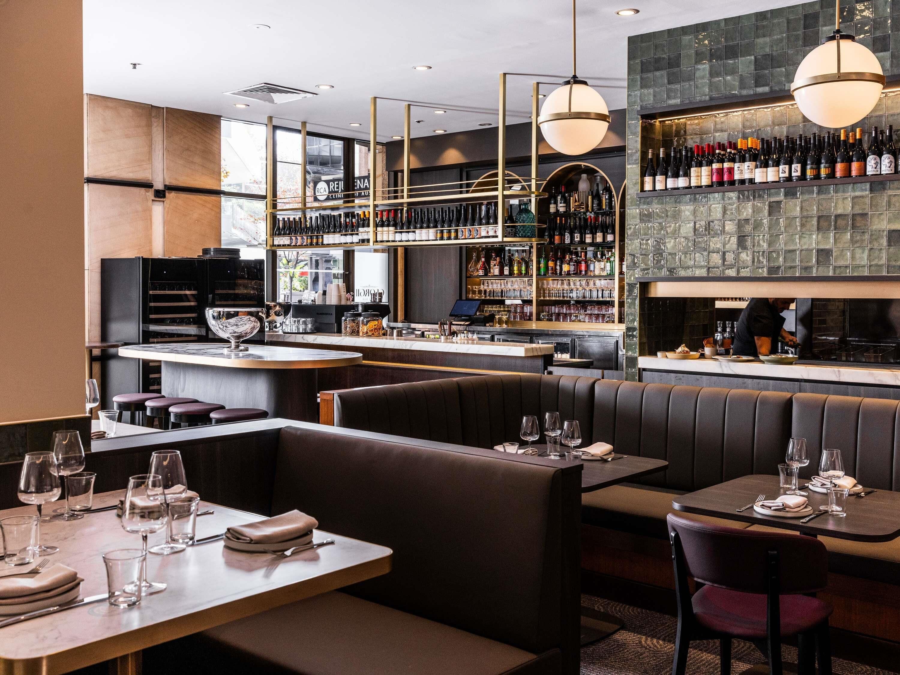 Petit déjeuner et dîner servis sur place